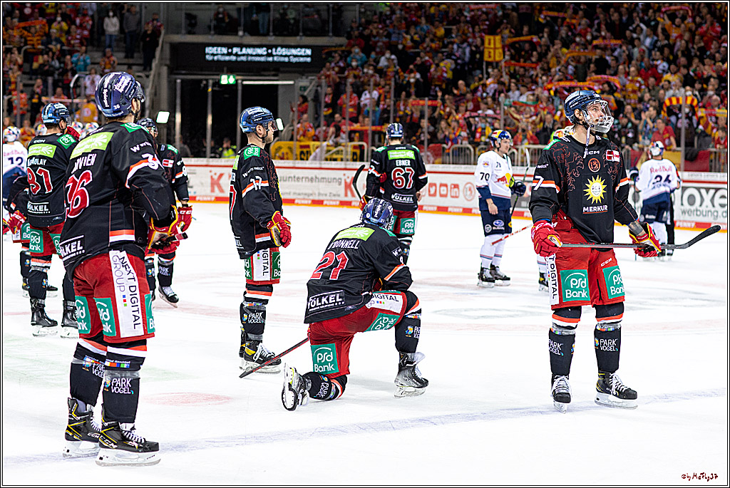 PENNY DEL Viertelfinale 4. Spiel; Duesseldorfer EG - Red Bull Muenchen; Duesseldorf, 16.04.2022